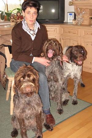 004 Dr.Stefanie Schnackenburg mit der Kammeltaler Meute Dessy Daffy und Bodo - Mama Cora wollte sich nicht schon wieder fotografieren lassen